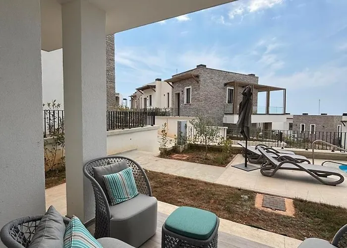 Turquoise Poolside Thymus 34-1 Apartment