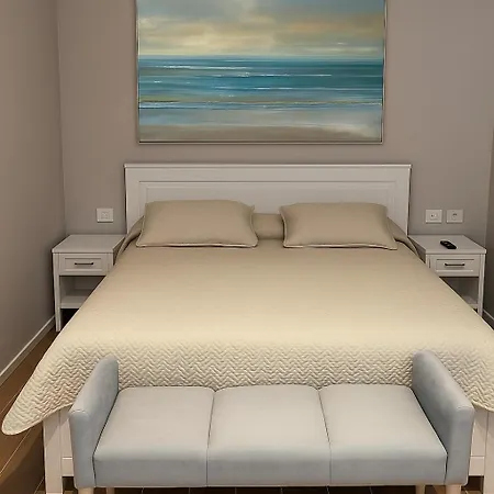 Turquoise Poolside Thymus 34-1 Apartment