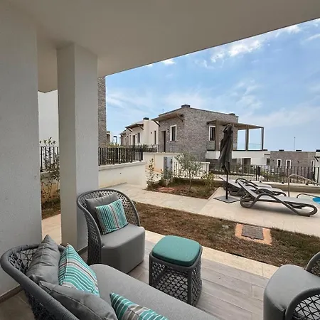 Turquoise Poolside Thymus 34-1 Apartment